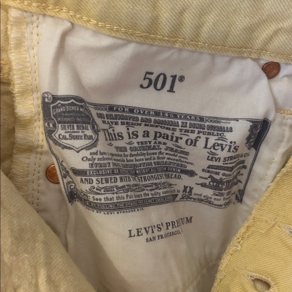Yellow Levi’s Jean shorts size 28 - Picture 6 of 7